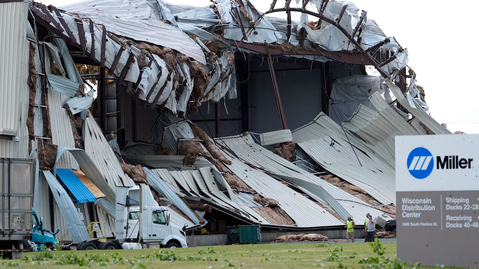 Severe Tornado Strikes Wisconsin Leaving Over 390000 Homes Without Power 