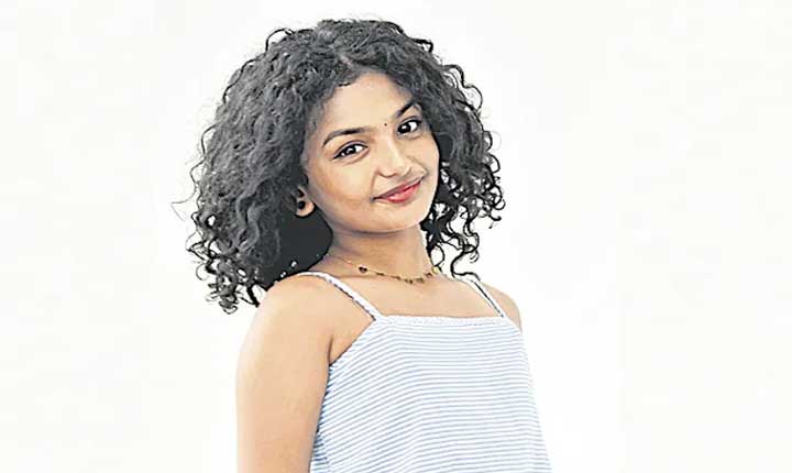 Child Artist Nakshatra Makes Tollywood Entry With Ravi Tejas Irumudi 